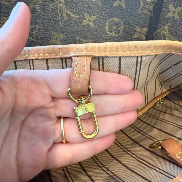 Louis Vuitton Neverfull MM Handbag - Picture 7 of 13